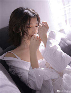 《三级黄色免费片-极品少妇被扒开双腿躁出白浆小说》