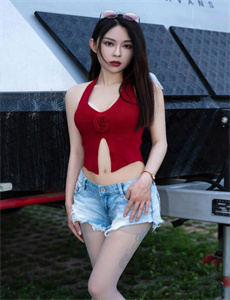 《他缓慢而有力的撞着在车里-美腿丝袜电影》
